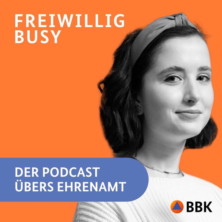 Orangener Hintergrund mit einem schwarz/weiß Portrait von Luisa. Darüber steht: Freiwillig busy -  der Podcast übers Ehrenamt vom BBK